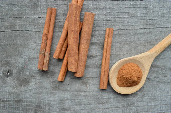 Condimentos, especias, libro de recetas, Bloc de notas, escribir, pimienta, guisantes, pimiento rojo, pimienta negra, cardamomo, anís estrellado, canela, cilantro, palitos de canela, clavo de olor, estrella — Foto de Stock