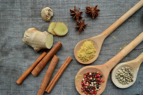 Seasonings,spices,recipe book,Notepad,write,pepper, peas,red pepper,black pepper,cardamom,star anise,cinnamon,coriander,cinnamon sticks,cloves,star — Stock Photo, Image