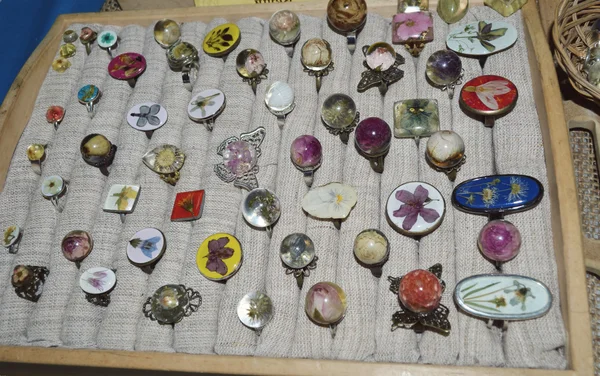 Ručně dělané šperky na stole — Stock fotografie