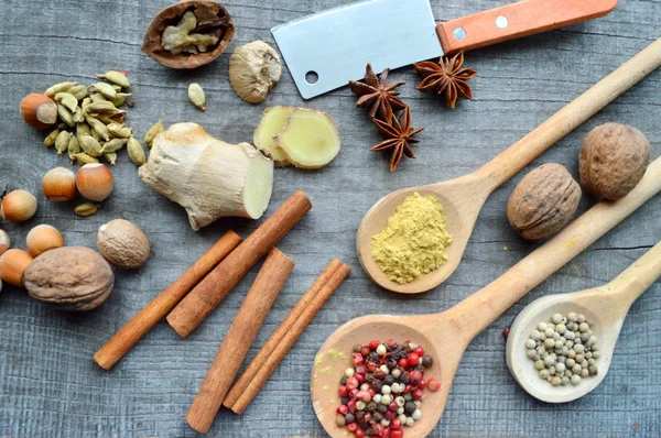 Seasonings,spices,recipe book,Notepad,write,pepper, peas,red pepper,black pepper,cardamom,star anise,cinnamon,coriander,cinnamon sticks,cloves,star — Stock Photo, Image