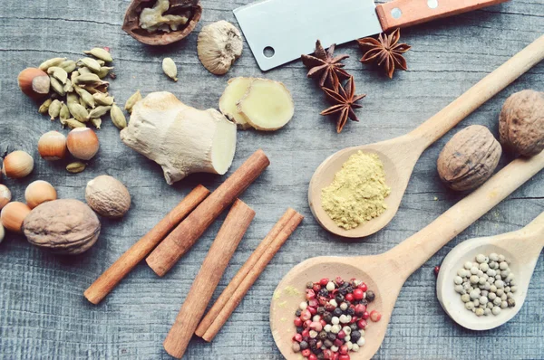 Kruiden, specerijen, receptenboek, Kladblok, schrijven, peper, erwten, rode paprika, zwarte peper, kardemom, ster anijs, kaneel, koriander, kaneelstokjes, kruidnagel, ster — Stockfoto