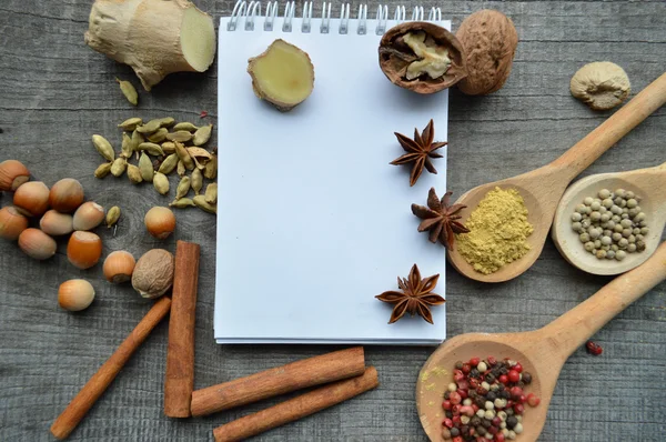 Seasonings,spices,recipe book,Notepad,write,pepper, peas,red pepper,black pepper,cardamom,star anise,cinnamon,coriander,cinnamon sticks,cloves,star — Stock Photo, Image