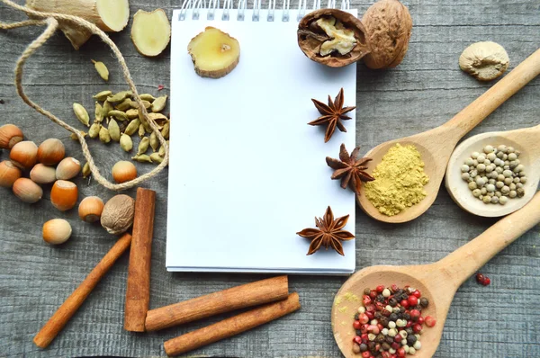 Kruiden, specerijen, receptenboek, Kladblok, schrijven, peper, erwten, rode paprika, zwarte peper, kardemom, ster anijs, kaneel, koriander, kaneelstokjes, kruidnagel, ster — Stockfoto