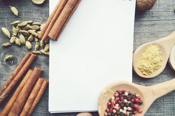 Seasonings,spices,recipe book,Notepad,write,pepper, peas,red pepper,black pepper,cardamom,star anise,cinnamon,coriander,cinnamon sticks,cloves,star — Stock Photo, Image