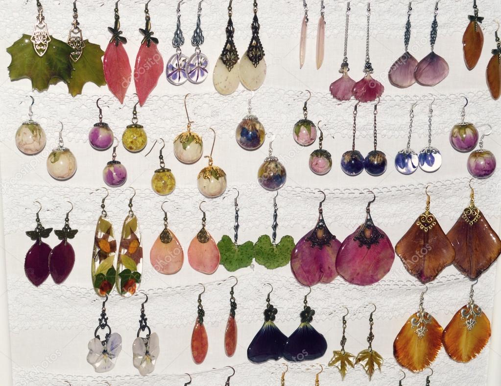 Ce qu'elle aime... Depositphotos_64966301-stock-photo-handmade-jewelry-magical-beautiful-earrings