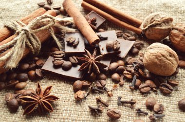 Tarçın, çikolata, kahve, karanfil, arka plan çuval bezi üzerinde Fındık ceviz