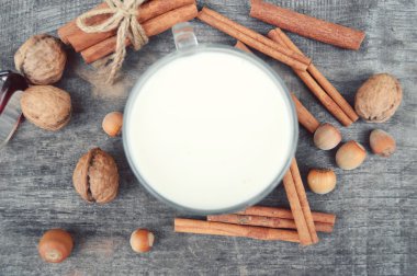 Tarçın, baharat ve fındık, ceviz, closeup ahşap arka plan üzerinde sıcak süt fincan