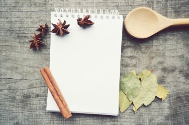Baharatlar, baharat, tarif kitabı, not defteri, yazma, biber, bezelye, kırmızı biber, kara biber, kakule, yıldız anason, tarçın, kişniş, tarçın, karanfil, yıldız