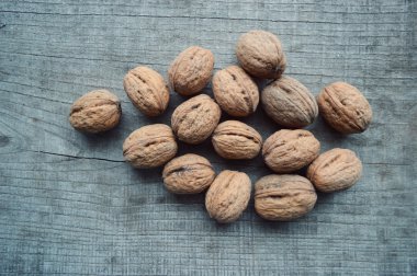 Ceviz ahşap masa üzerinde çekirdekleri