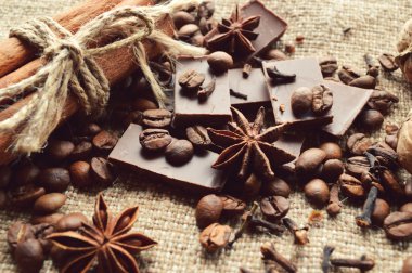 Tarçın, çikolata, kahve, karanfil, arka plan çuval bezi üzerinde Fındık ceviz