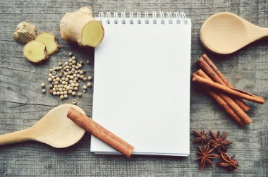 Baharatlar, baharat, tarif kitabı, not defteri, yazma, biber, bezelye, kırmızı biber, kara biber, kakule, yıldız anason, tarçın, kişniş, tarçın, karanfil, yıldız