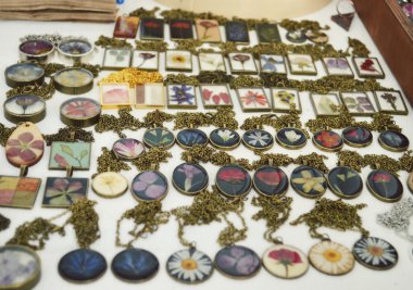 El yapımı takı, epoksi reçine ve bitkiler ve çiçekler yapılmış büyülü, güzel küpe