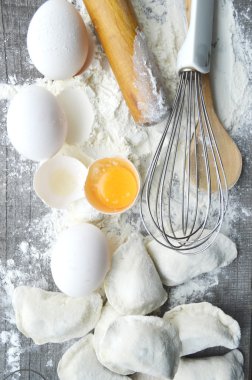 Ham ev yapımı makarna ve makarna için malzemeler ile natürmort... işlem pasta.the işlem yapma ev yapımı köfte, yemek lezzetli yemegi