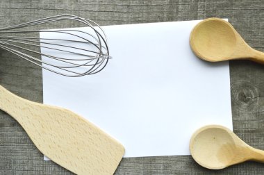 Tarif kitabı, not defteri, yemek, baharat ahşap arka plan üzerinde