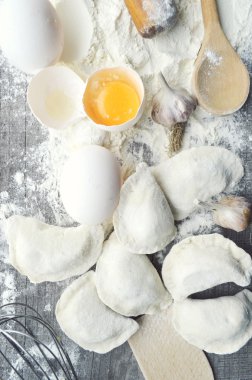Ham ev yapımı makarna ve makarna için malzemeler ile natürmort... işlem pasta.the işlem yapma ev yapımı köfte, yemek lezzetli yemegi