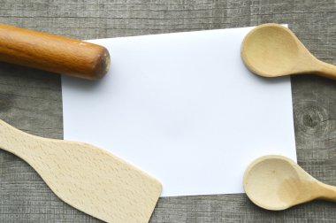 Tarif kitabı, not defteri, yemek, baharat ahşap arka plan üzerinde