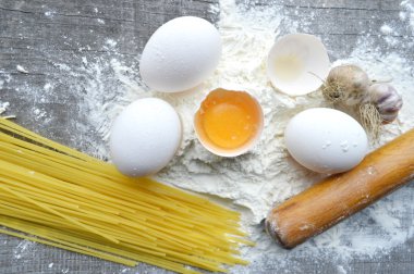 Ham ev yapımı makarna ve makarna için malzemeler ile natürmort... makarna pişirme işlemi