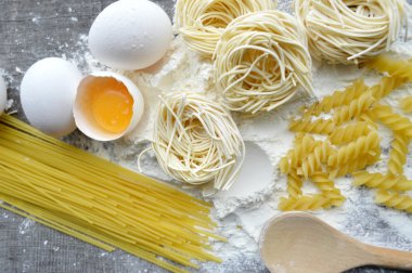 Ham ev yapımı makarna ve makarna için malzemeler ile natürmort... makarna pişirme işlemi