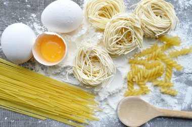 Ham ev yapımı makarna ve makarna için malzemeler ile natürmort... makarna pişirme işlemi