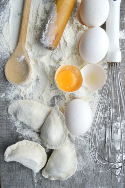 Ham ev yapımı makarna ve makarna için malzemeler ile natürmort... işlem pasta.the işlem yapma ev yapımı köfte, yemek lezzetli yemegi