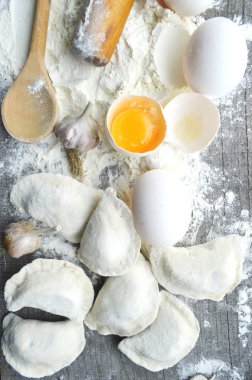 Ham ev yapımı makarna ve makarna için malzemeler ile natürmort... işlem pasta.the işlem yapma ev yapımı köfte, yemek lezzetli yemegi