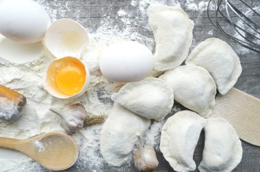 Ham ev yapımı makarna ve makarna için malzemeler ile natürmort... işlem pasta.the işlem yapma ev yapımı köfte, yemek lezzetli yemegi