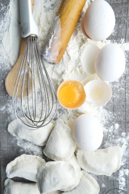 Ham ev yapımı makarna ve makarna için malzemeler ile natürmort... işlem pasta.the işlem yapma ev yapımı köfte, yemek lezzetli yemegi
