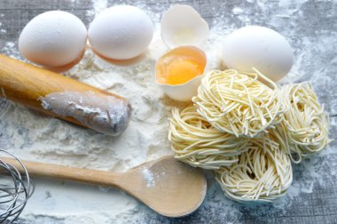 Ham ev yapımı makarna ve makarna için malzemeler ile natürmort... işlem pasta.the işlem yapma ev yapımı köfte, yemek lezzetli yemegi