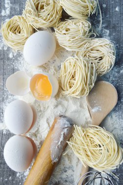 Ham ev yapımı makarna ve makarna için malzemeler ile natürmort... işlem pasta.the işlem yapma ev yapımı köfte, yemek lezzetli yemegi