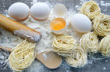 Ham ev yapımı makarna ve makarna için malzemeler ile natürmort... makarna pişirme işlemi