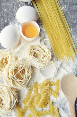 Natürmort ham ev yapımı makarna ve makarna için malzemeler