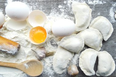 Ham ev yapımı makarna ve makarna için malzemeler ile natürmort... işlem pasta.the işlem yapma ev yapımı köfte, yemek lezzetli yemegi