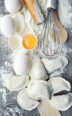 Ham ev yapımı makarna ve makarna için malzemeler ile natürmort... işlem pasta.the işlem yapma ev yapımı köfte, yemek lezzetli yemegi