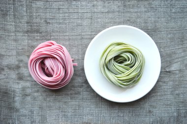 Ahşap arka plan üzerinde renkli ham İtalyan makarna