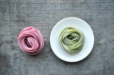 Ahşap arka plan üzerinde renkli ham İtalyan makarna