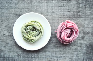 Ahşap arka plan üzerinde renkli ham İtalyan makarna