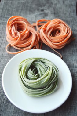 Ahşap arka plan üzerinde renkli ham İtalyan makarna