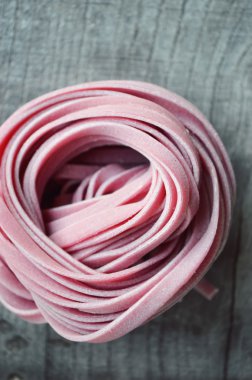 Ahşap arka plan üzerinde renkli ham İtalyan makarna