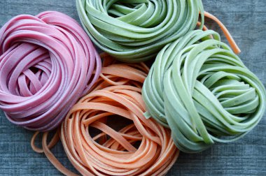 Ahşap arka plan üzerinde renkli ham İtalyan makarna