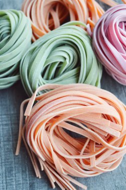 Ahşap arka plan üzerinde renkli ham İtalyan makarna