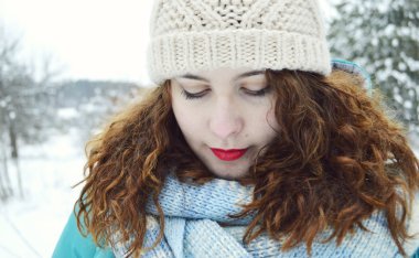 Seyir dalgın, üzgün bir bej örme şapka, mavi eşarp genç, güzel, çekici kız, esmer, giyinmiş