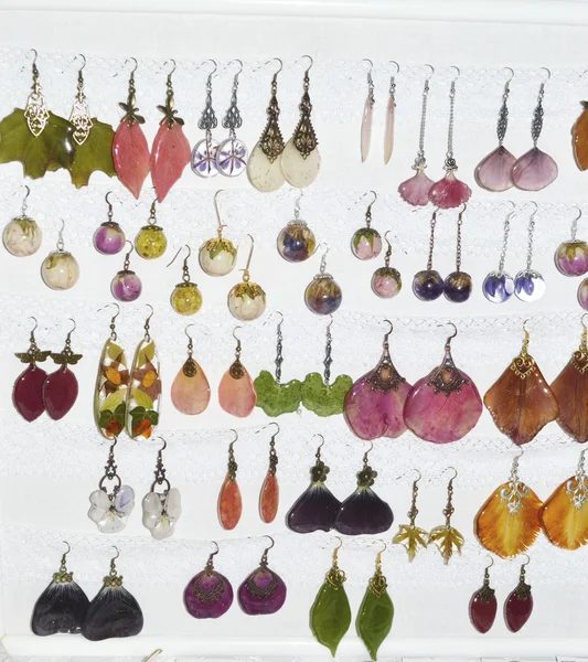 Handgemaakte sieraden, magische, prachtige oorbellen gemaakt van epoxyhars en planten en bloemen — Stockfoto