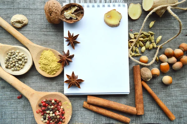 Seasonings,spices,recipe book,Notepad,write,pepper, peas,red pepper,black pepper,cardamom,star anise,cinnamon,coriander,cinnamon sticks,cloves,star — Stock Photo, Image