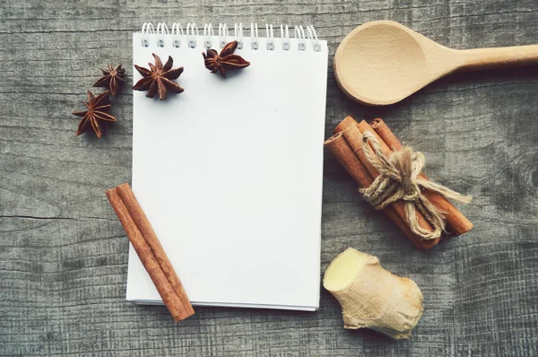 Pimienta, cardamomo, anís estrellado, canela, cilantro, palitos de canela, clavo de olor, anís estrellado, jengibre, jengibre molido, hojas de laurel — Foto de Stock