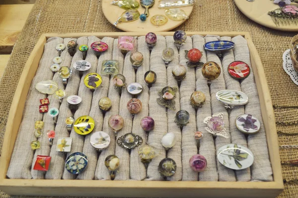 Jóias artesanais, brincos mágicos e bonitos feitos de resina epóxi e plantas e flores — Fotografia de Stock