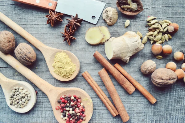 Kruiden, specerijen, receptenboek, Kladblok, schrijven, peper, erwten, rode paprika, zwarte peper, kardemom, ster anijs, kaneel, koriander, kaneelstokjes, kruidnagel, ster — Stockfoto