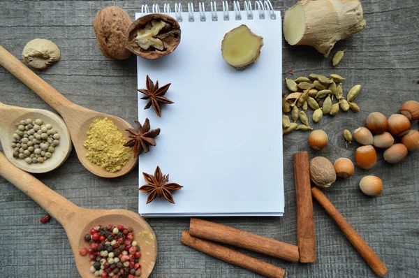 Pepper,cardamom,star anise,cinnamon,coriander,cinnamon sticks,cloves,star anise,ginger,ground ginger ,Bay leaves — Stock Photo, Image