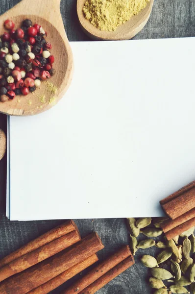 Peper, kardemom, ster anijs, kaneel, koriander, kaneel stokken, kruidnagel, steranijs, gember, grond gember, laurierbladeren — Stockfoto