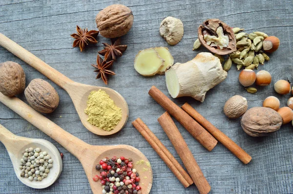 Kruiden, specerijen, receptenboek, Kladblok, schrijven, peper, erwten, rode paprika, zwarte peper, kardemom, ster anijs, kaneel, koriander, kaneelstokjes, kruidnagel, ster — Stockfoto