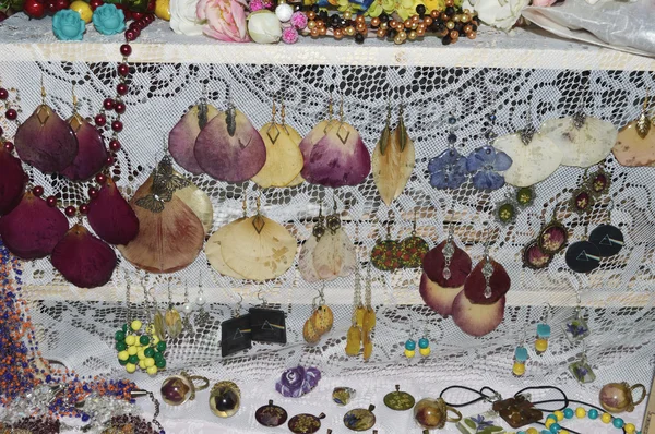 Handgemaakte sieraden, magische, prachtige oorbellen gemaakt van epoxyhars en planten en bloemen — Stockfoto